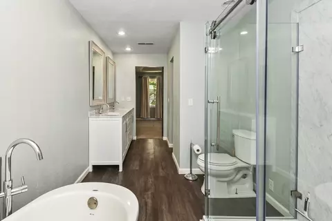 Bath - 3162 W Tracy Ct, Springfield, MO 65807 photo 3 of 6