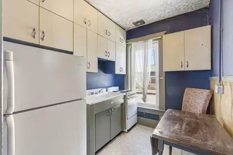 Kitchen - 215 N Main Ave, Bolivar, MO 65613 photo 3 of 4