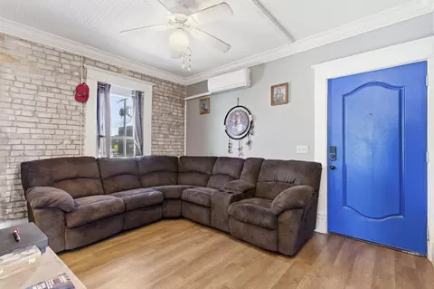 Entry Way - 215 N Main Ave, Bolivar, MO 65613 photo 2 of 4