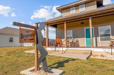 215 W College St, Branson, MO 65616