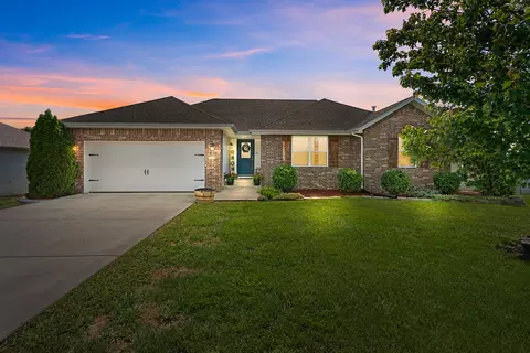 1920 N Seabrook Dr, Nixa, MO 65714