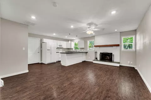 Living - 1261 E Gretna St, Springfield, MO 65804 photo 3 of 6