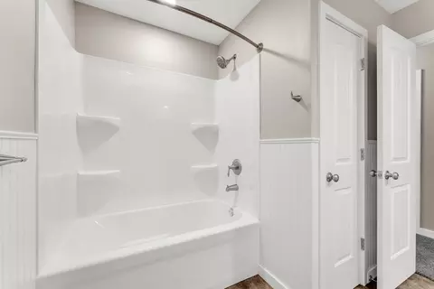 Bath - 1261 E Gretna St, Springfield, MO 65804 photo 2 of 4