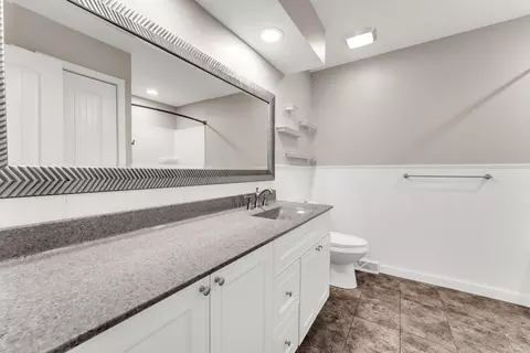 Bath - 1261 E Gretna St, Springfield, MO 65804 photo 1 of 4