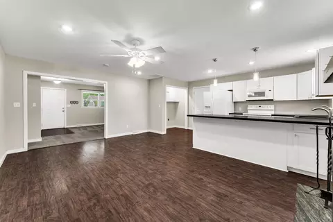 Living - 1261 E Gretna St, Springfield, MO 65804 photo 5 of 6