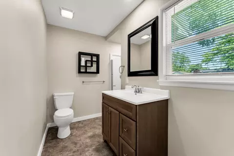 Bath - 1261 E Gretna St, Springfield, MO 65804 photo 3 of 4