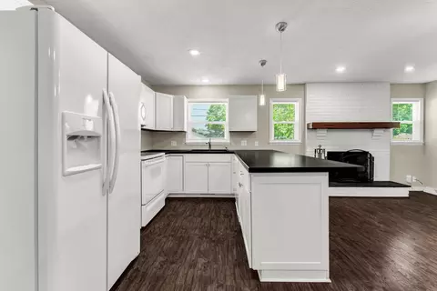 Kitchen - 1261 E Gretna St, Springfield, MO 65804 photo 2 of 3