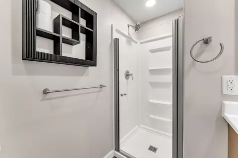 Bath - 1261 E Gretna St, Springfield, MO 65804 photo 4 of 4
