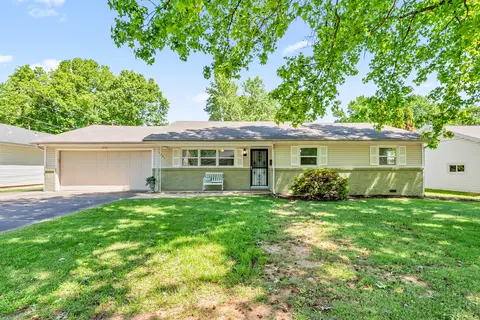 1261 E Gretna St, Springfield, MO 65804