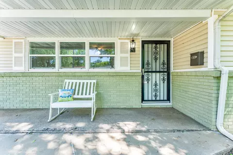Exterior - 1261 E Gretna St, Springfield, MO 65804 photo 3 of 8