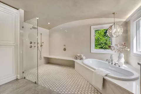 Bath - 1690 S Royal Dr, Springfield, MO 65809 photo 4 of 11