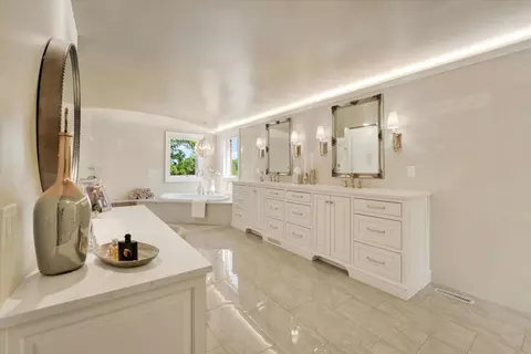 Bath - 1690 S Royal Dr, Springfield, MO 65809 photo 5 of 11
