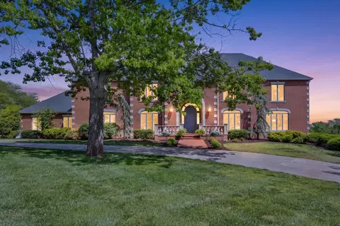 1690 S Royal Dr, Springfield, MO 65809