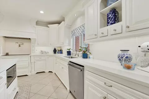 Kitchen - 1690 S Royal Dr, Springfield, MO 65809 photo 3 of 6