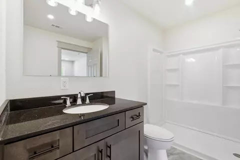 Bath - 915 S Hudson Ave, Aurora, MO 65605 photo 1 of 2