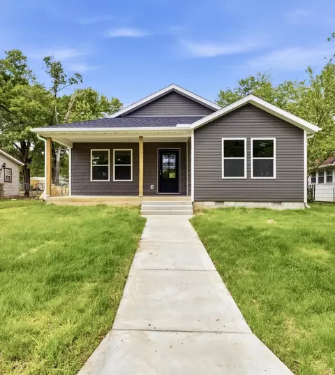 915 S Hudson Ave, Aurora, MO 65605