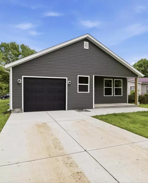Exterior - 915 S Hudson Ave, Aurora, MO 65605 photo 3 of 4