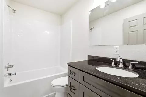 Bath - 915 S Hudson Ave, Aurora, MO 65605 photo 2 of 2