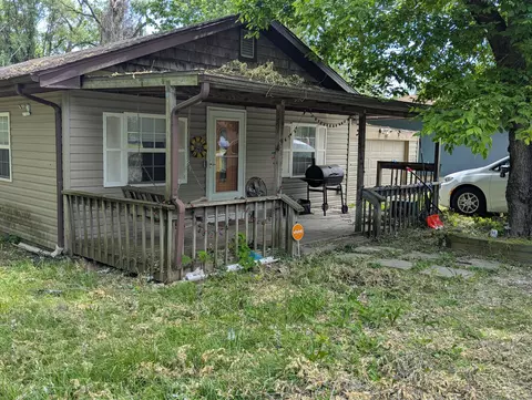 906 N Homewood Ave, Springfield, MO 65803