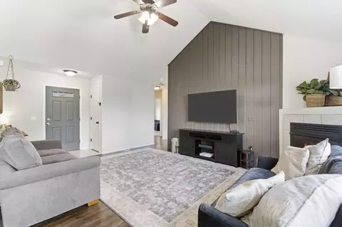 Living - 915 Wesley Rd, Nixa, MO 65714 photo 3 of 4