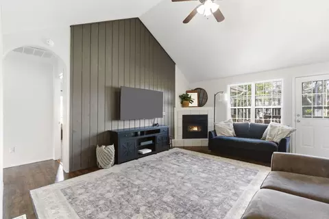 Living - 915 Wesley Rd, Nixa, MO 65714 photo 2 of 4