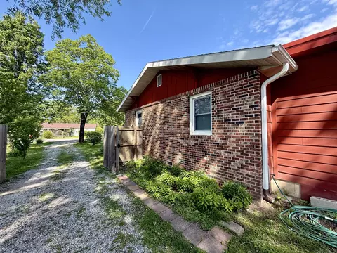 Exterior - 1126 E Crest Dr, Houston, MO 65483 photo 7 of 21