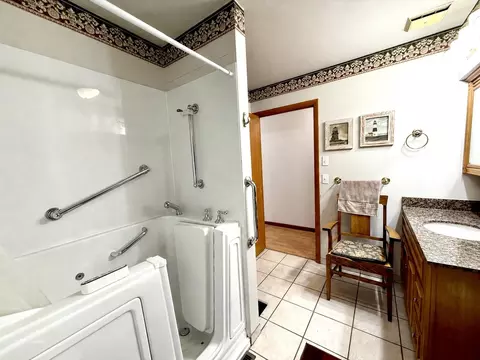 Bath - 1126 E Crest Dr, Houston, MO 65483 photo 2 of 4