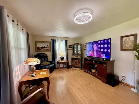 Living - 1126 E Crest Dr, Houston, MO 65483 photo 2 of 5