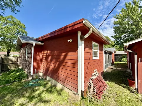 Exterior - 1126 E Crest Dr, Houston, MO 65483 photo 8 of 21