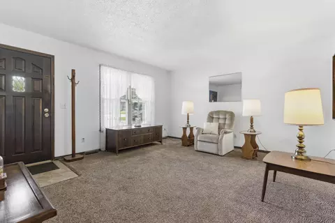 Living - 3140 W Wick St, Springfield, MO 65810 photo 1 of 4