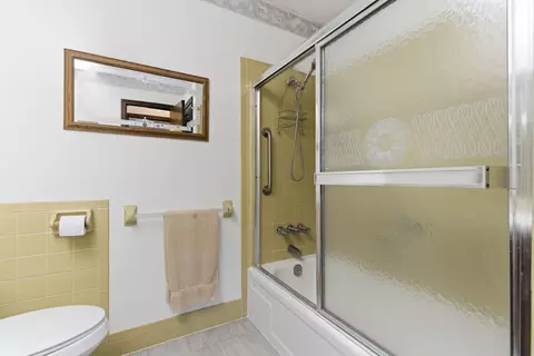 Bath - 3140 W Wick St, Springfield, MO 65810 photo 3 of 3