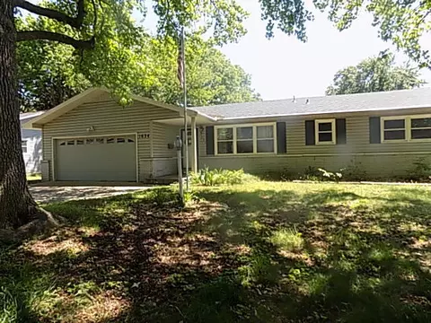 1634 S St Charles Ave, Springfield, MO 65804