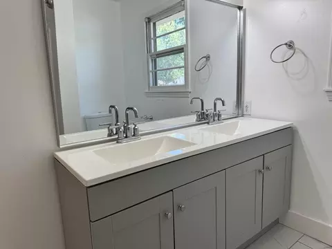 Bath - 1317 E Cambridge St, Springfield, MO 65804 photo 4 of 5