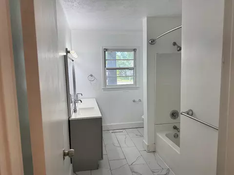 Bath - 1317 E Cambridge St, Springfield, MO 65804 photo 2 of 5