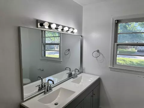 Bath - 1317 E Cambridge St, Springfield, MO 65804 photo 5 of 5