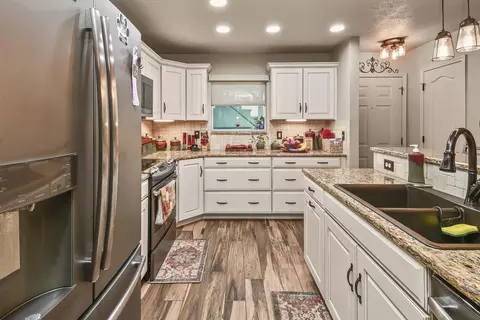 Kitchen - 150 The Bluffs 31-3, Branson, MO 65616 photo 5 of 9