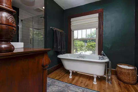 Bath - 627 S Market Ave, Springfield, MO 65806 photo 2 of 5