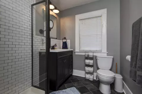Bath - 627 S Market Ave, Springfield, MO 65806 photo 5 of 5