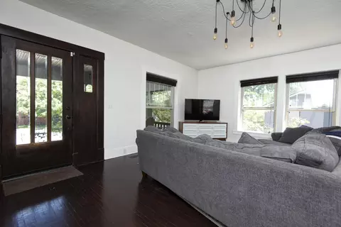 Entry Way - 627 S Market Ave, Springfield, MO 65806 photo 1 of 7