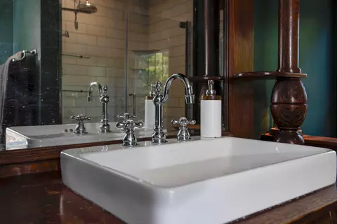 Bath - 627 S Market Ave, Springfield, MO 65806 photo 4 of 5