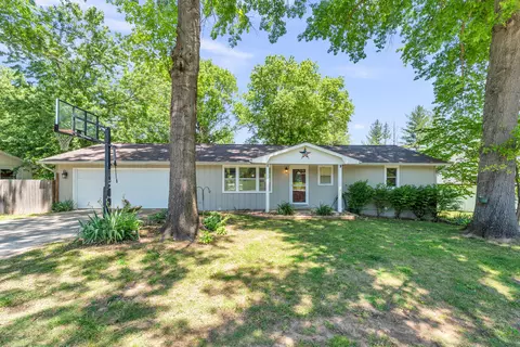 120 Holyoke St, Hollister, MO 65672