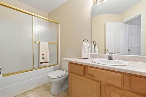 Bath - 702 Wilshire Dr, Branson, MO 65616 photo 3 of 4