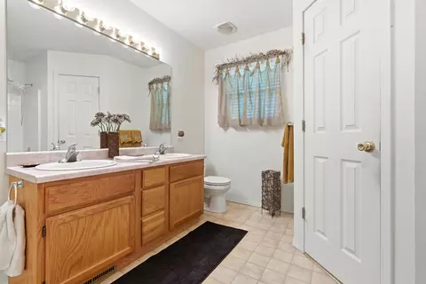 Bath - 702 Wilshire Dr, Branson, MO 65616 photo 2 of 4