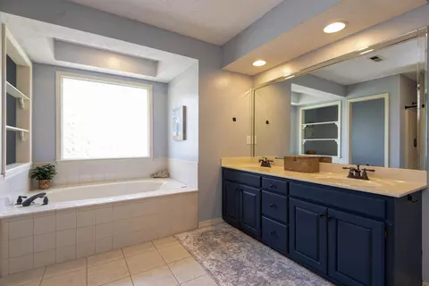 Bath - 128 Green Oaks Dr, Ozark, MO 65721 photo 3 of 7