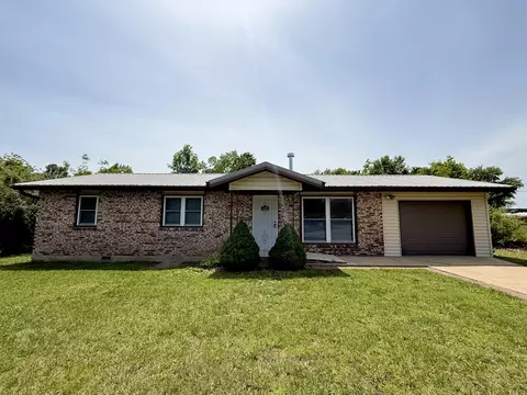 1230 Dewey St, Houston, MO 65483