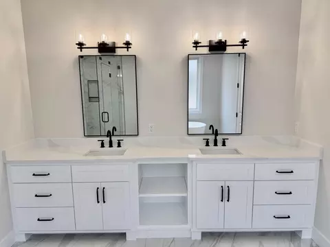 Bath - 5966 S Holland Ave, Springfield, MO 65810 photo 4 of 8