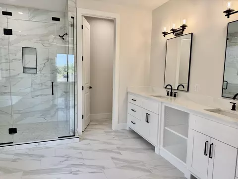 Bath - 5966 S Holland Ave, Springfield, MO 65810 photo 1 of 8