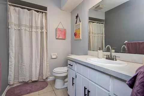 Bath - 3636 S Walnut Hill Dr, Springfield, MO 65807 photo 3 of 3
