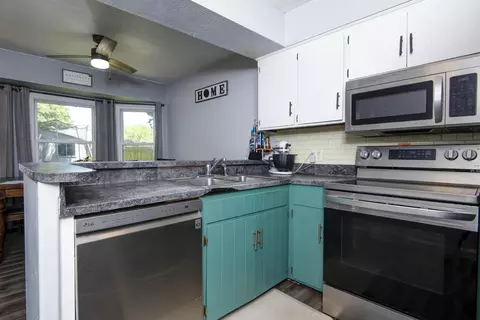 Kitchen - 3636 S Walnut Hill Dr, Springfield, MO 65807 photo 2 of 2