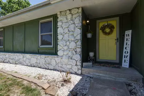 Exterior - 3636 S Walnut Hill Dr, Springfield, MO 65807 photo 2 of 7